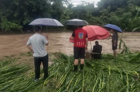 涉水垂钓安全：百丈镇采取实际行动保障垂钓者安全