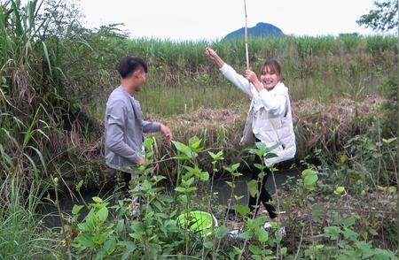 惊人野钓瞬间！小沟渠藏大惊喜，竿子甩到手软！