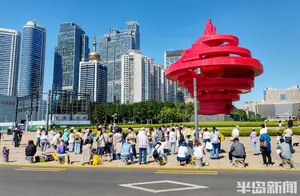 秋风送爽：五四广场的繁华盛景