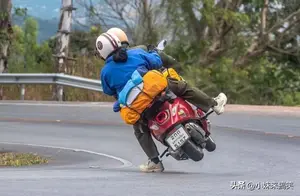 每日一笑：摩托车竟然用脚转弯，超搞笑动图大放送！