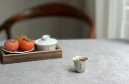 为什么我们愿意花费更多的钱购买昂贵的茶具，而不是使用实用的两位数白瓷盖碗？