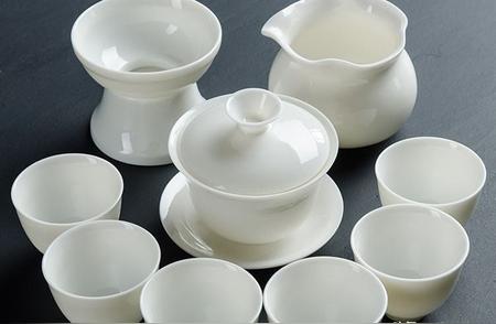 瓷器茶具的分类：从白瓷到彩瓷的探索