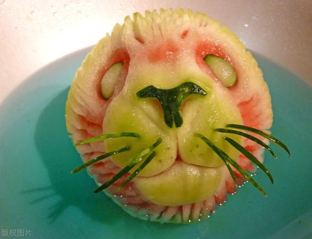 夏日西瓜要被玩坏了！晒晒艺术家雕刻的逆天西瓜造型