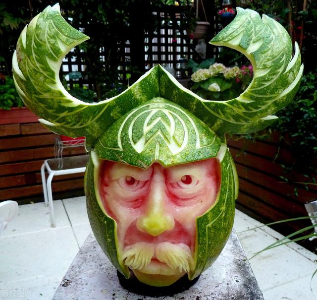 夏日西瓜要被玩坏了！晒晒艺术家雕刻的逆天西瓜造型